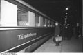 Bundesarchiv Bild 183-43649-0002, Berlin, Der "Vindobona"-Express auf dem Ostbahnhof.jpg