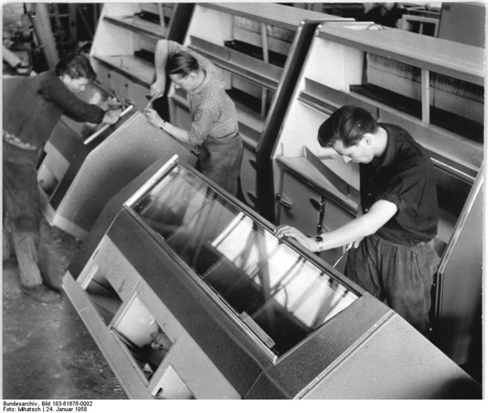 Soubor:Bundesarchiv Bild 183-61676-0002, Berlin, VEB Kühlautomat, Messevorbereitungen.jpg