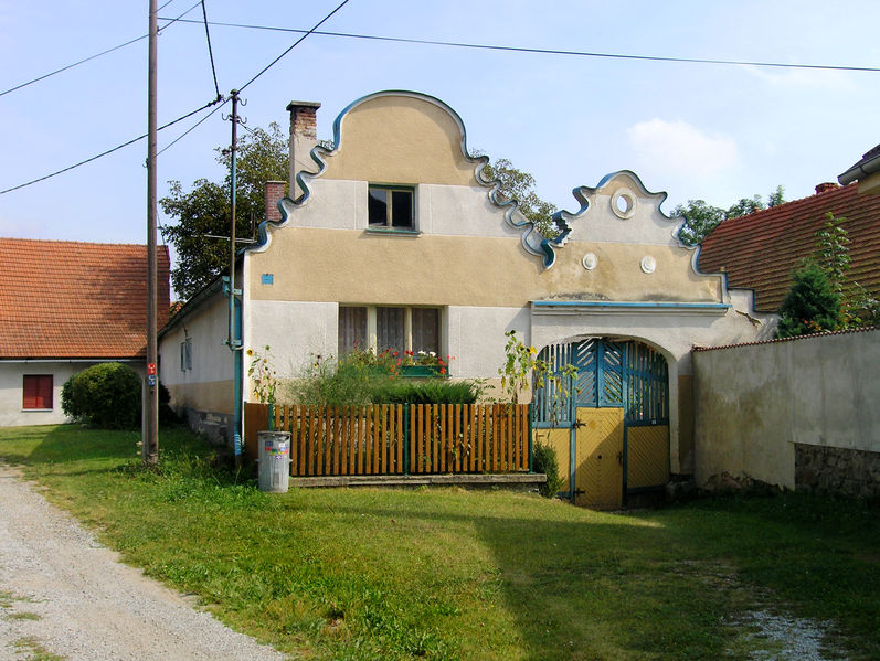 Soubor:Lešany, Břežnay, old farm.jpg