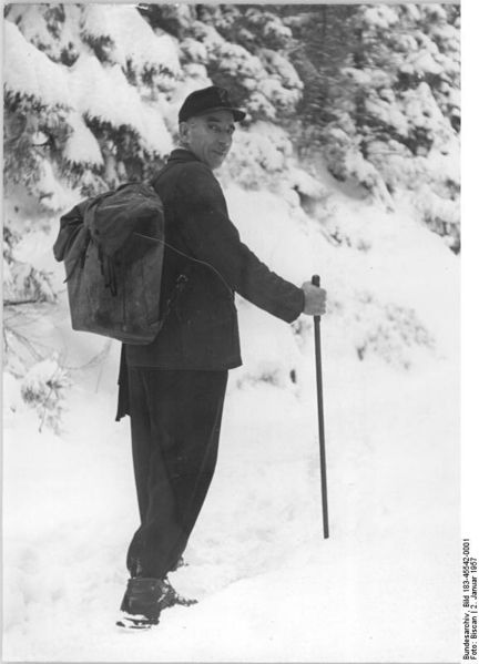 Soubor:Bundesarchiv Bild 183-45542-0001, Briefträger auf Weg zum verschneiten Brocken.jpg