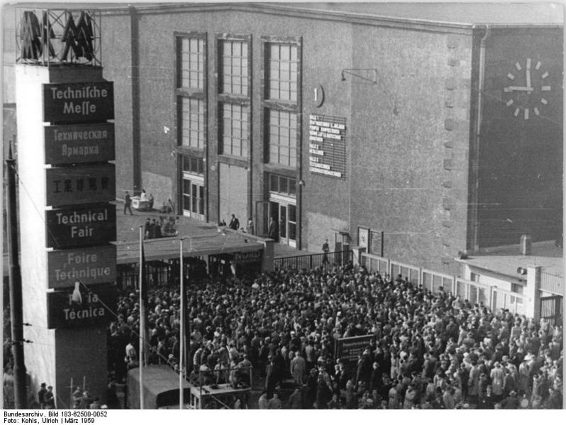 Soubor:Bundesarchiv Bild 183-62500-0052, Leipzig, Frühjahrsmesse, Besucher.jpg