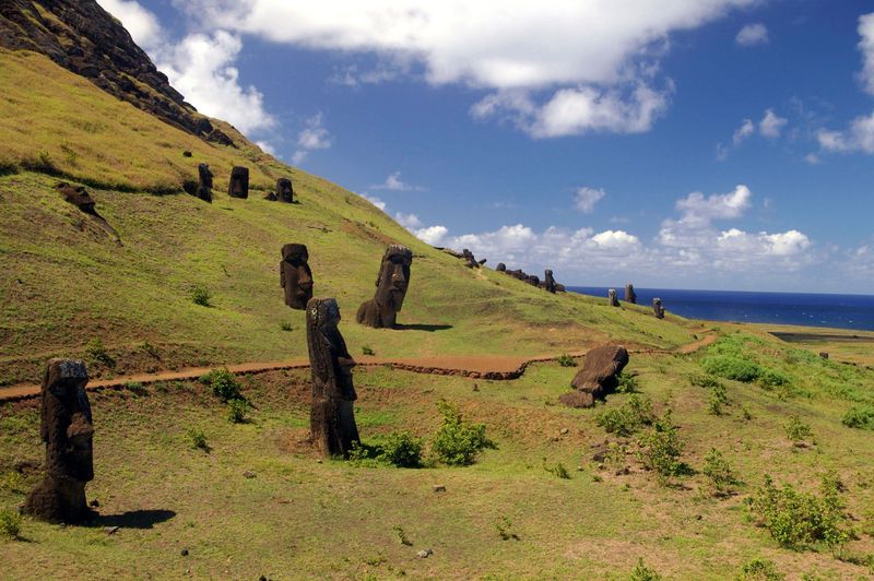 Soubor:Rano Raraku quarry.jpg