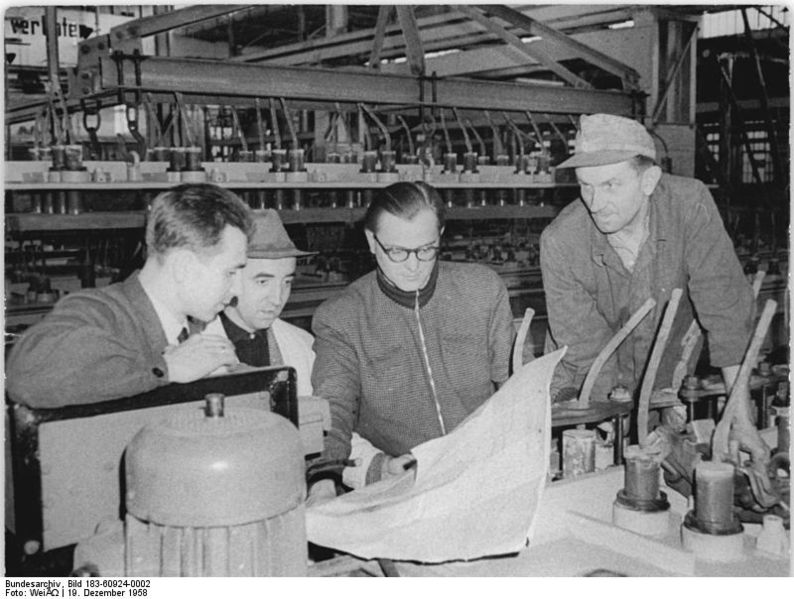 Soubor:Bundesarchiv Bild 183-60924-0002, VEB Elektrochemisches Kombinat Bitterfeld, Wettbewerb.jpg