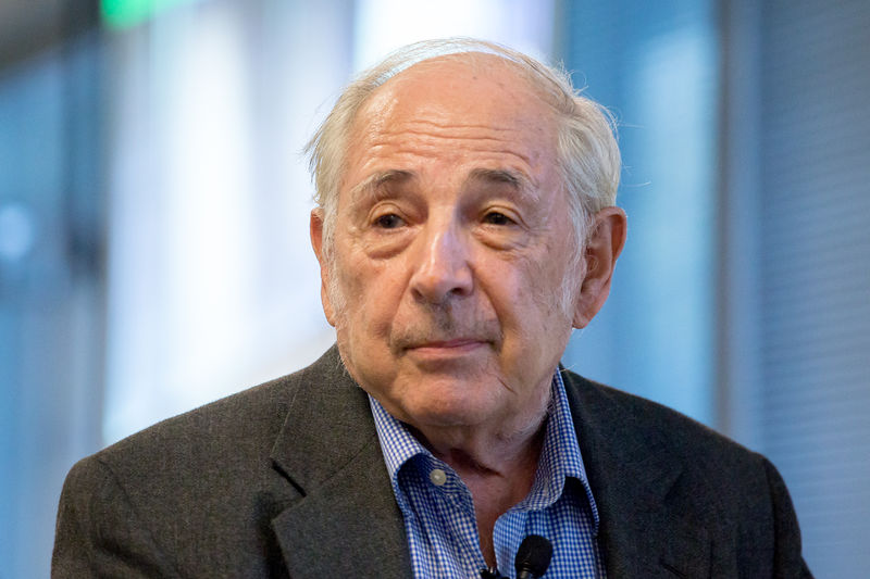 Soubor:John Searle speaking at Google 1.jpg