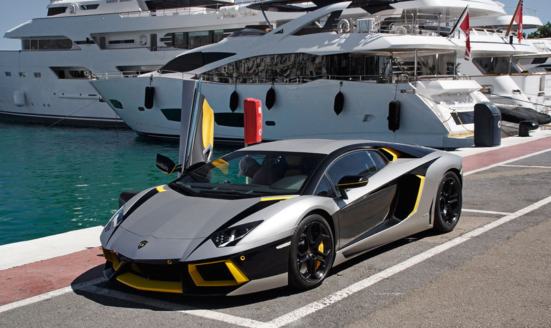 Soubor:Lamborghini Aventador and yacht.jpg