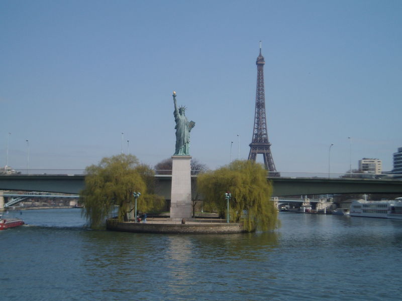 Soubor:Paris-eiffel-liberty.JPG