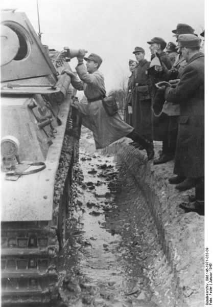 Soubor:Bundesarchiv Bild 146-1971-033-09, Volkssturm-Ausbildung mit Panzer V (Panther).jpg