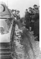 Bundesarchiv Bild 146-1971-033-09, Volkssturm-Ausbildung mit Panzer V (Panther).jpg