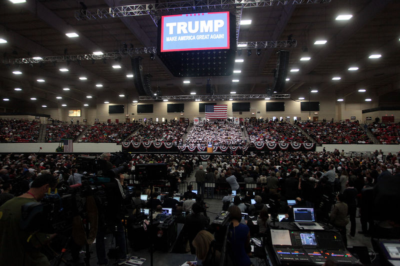 Soubor:Donald Trump with supporters (25218713746).jpg