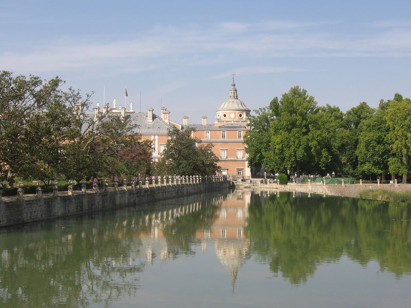 Soubor:Aranjuez PalacioDesdePuenteBarcas.jpg