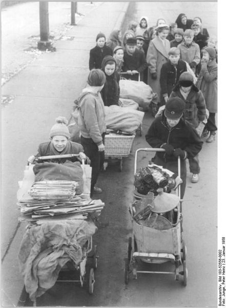 Soubor:Bundesarchiv Bild 183-52556-0002, Berliner Schüler bei der Altstoffsammlung.jpg