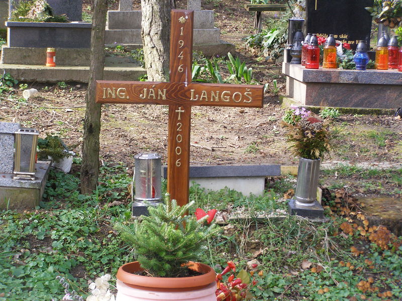 Soubor:Ján Langoš grave.JPG