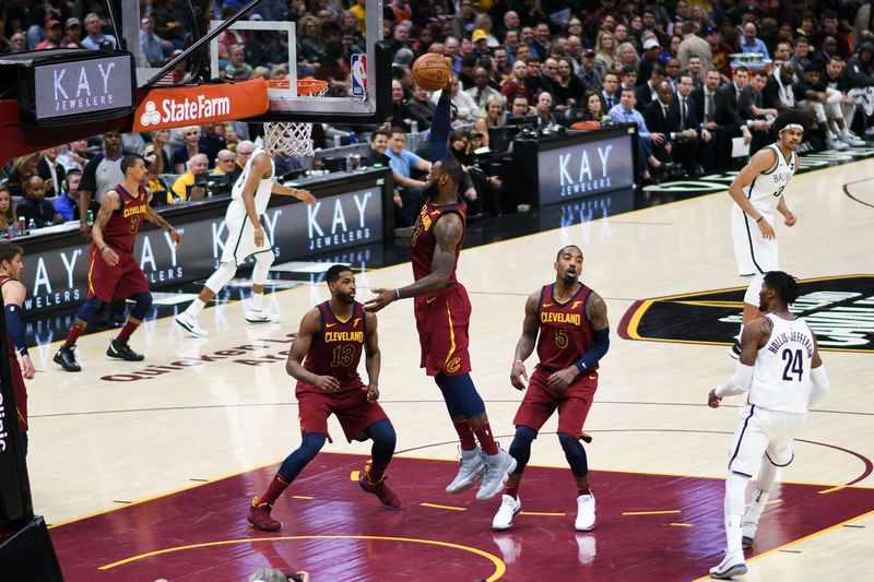 Soubor:LeBron James dunk nets.jpg