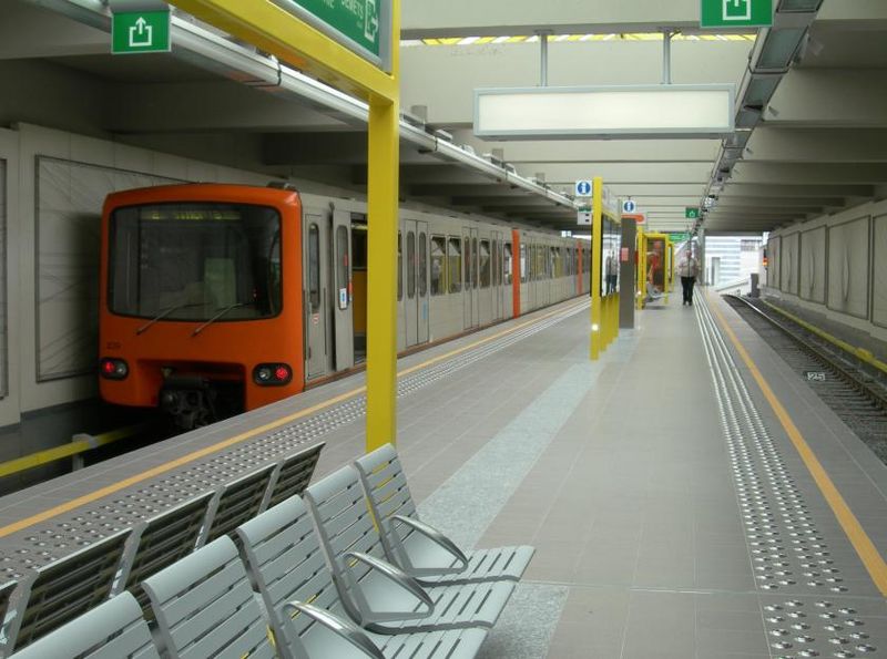 Soubor:Brussels metro Delacroix02.jpg