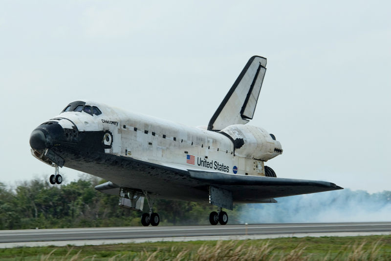 Soubor:STS-119 Discovery landing01.jpg