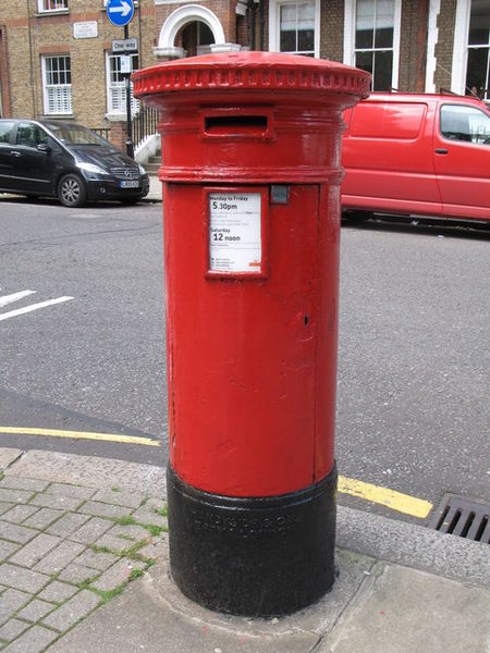 Soubor:"Anonymous" (Victorian) postbox, Nevern Square, SW5 - geograph.org.uk - 846183.jpg