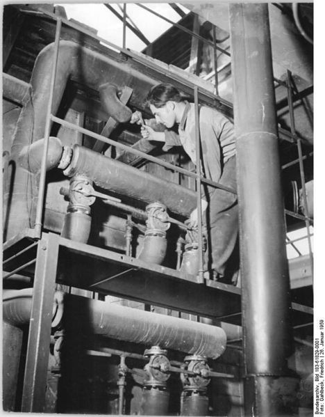 Soubor:Bundesarchiv Bild 183-61829-0001, Neuhaus - Porzellanindustrie unterstützt Chemieprogramm.jpg