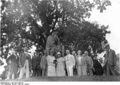 Bundesarchiv N 1572 Bild-1925-131, Polarfahrt mit Dampfer "München", Denkmal König Bele.jpg