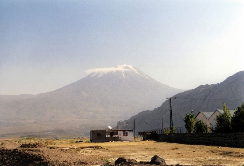 Soubor:Mount ararat from east of dogubeyazit.jpg