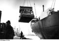 Bundesarchiv R 49 Bild-0153, Ostsee, Verladen von Umsiedlergepäck.jpg