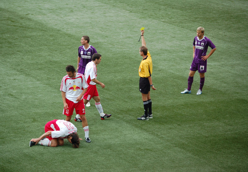 Soubor:Verwarnung im Fussball-RB Salzburg-18-09-2005.jpg