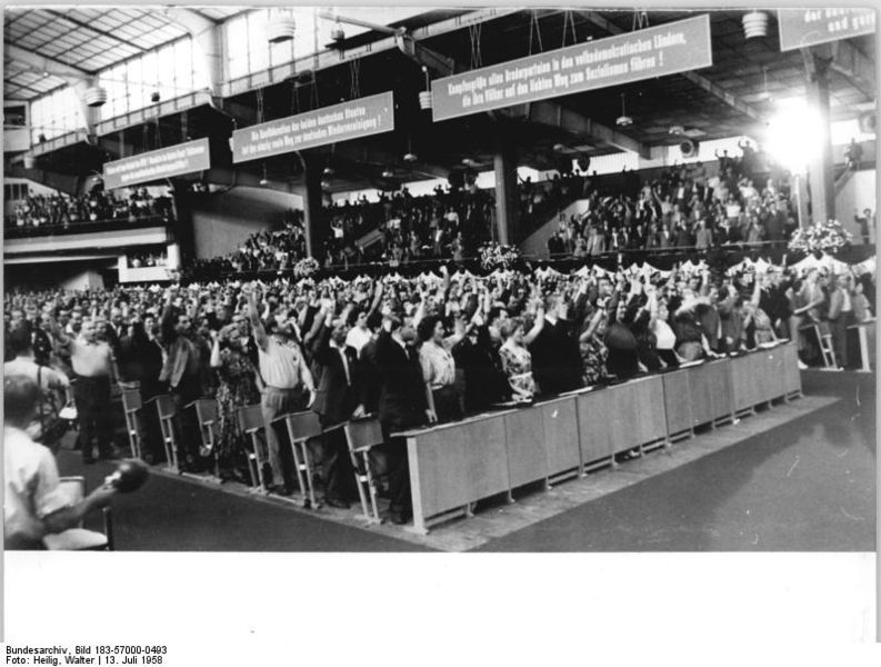 Soubor:Bundesarchiv Bild 183-57000-0493, Berlin, V. SED-Parteitag, 5.Tag.jpg