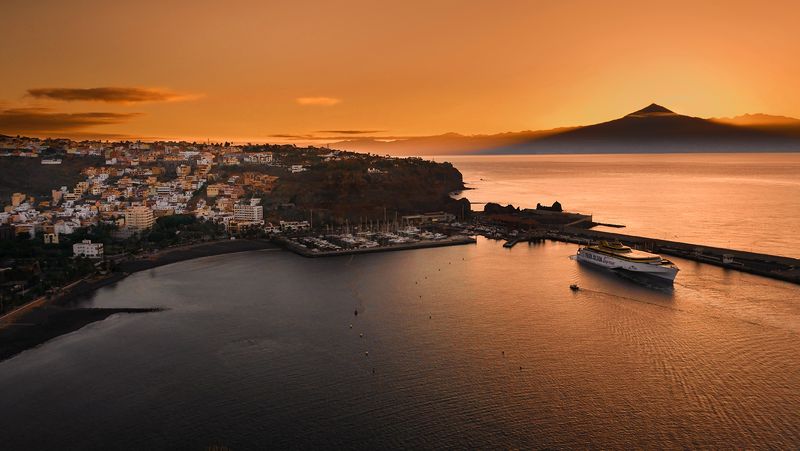 Soubor:La Gomera-Sunrise Ferry-JBFlickr.jpg