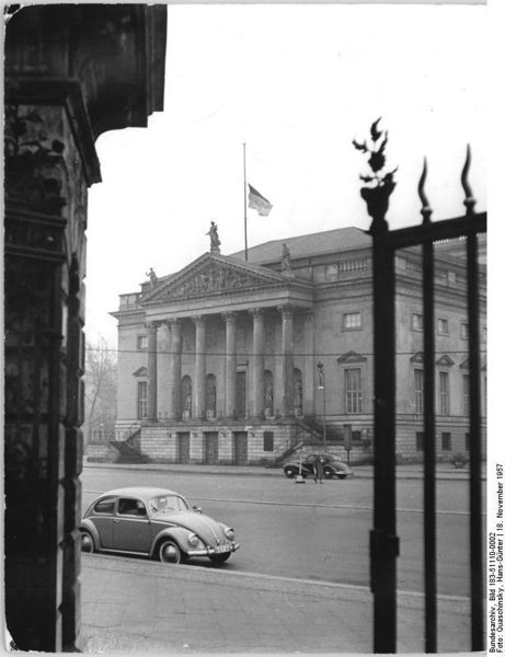 Soubor:Bundesarchiv Bild 183-51110-0002, Berlin, Deutsche Staatsoper, Trauerbeflaggung.jpg