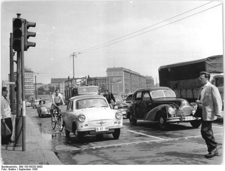 Soubor:Bundesarchiv Bild 183-58282-0002, Berlin, der neue Pkw "Trabant".jpg