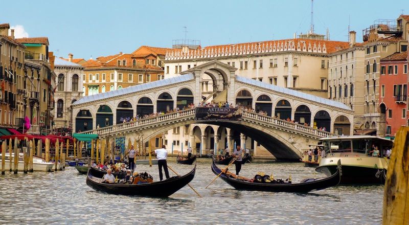 Soubor:Rialto bridge in Venice-Flickr-2008.jpg