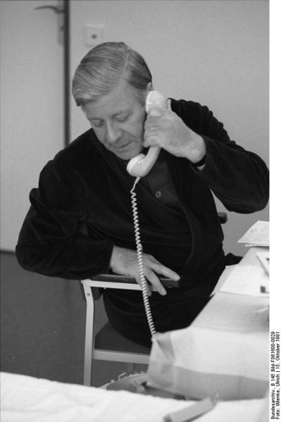 Soubor:Bundesarchiv B 145 Bild-F061600-0029, Bundeswehrkrankenhaus Koblenz, Helmut Schmidt.jpg