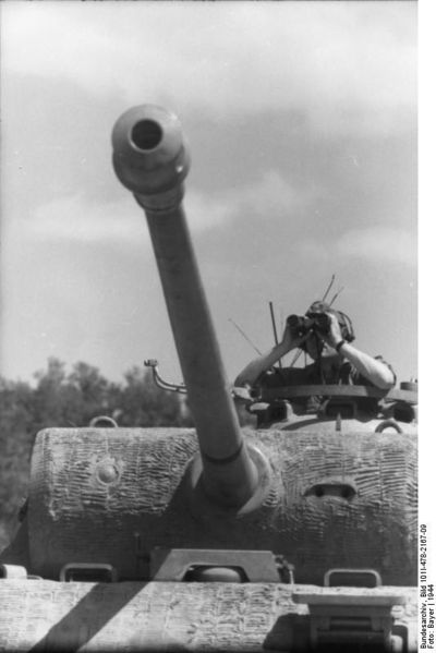 Soubor:Bundesarchiv Bild 101I-478-2167-09, Italien, Panzer V (Panther), Panzersoldat.jpg