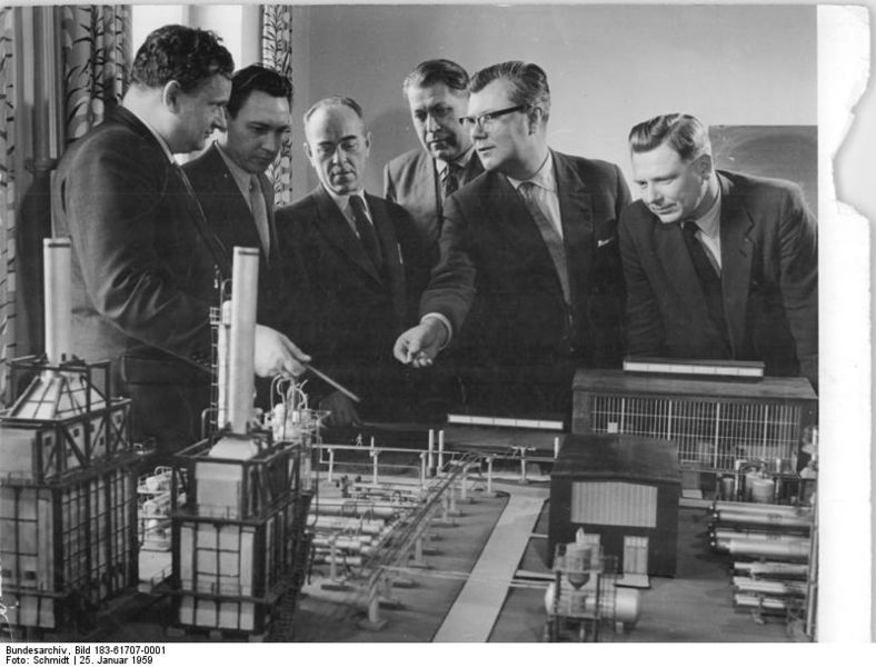 Soubor:Bundesarchiv Bild 183-61707-0001, Erdölwerk Böhlen, Ingenieure vor Modell.jpg