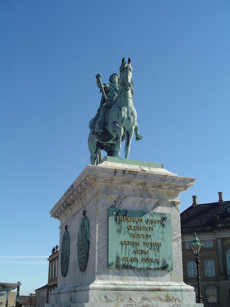 Soubor:Frederik V statue front.jpg