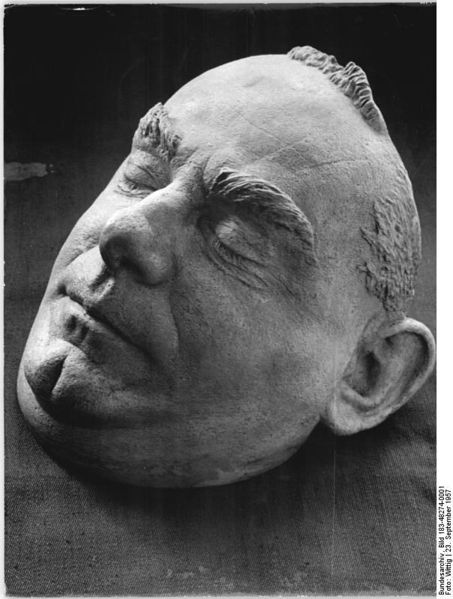 Soubor:Bundesarchiv Bild 183-48274-0001, Totenmaske von Louis Fürnberg.jpg