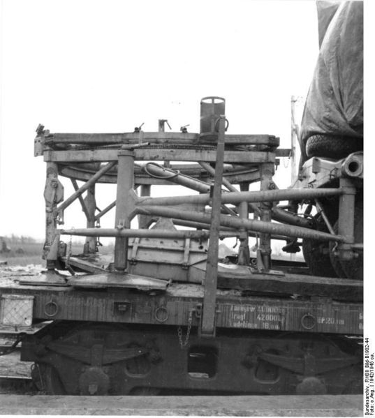 Soubor:Bundesarchiv RH8II Bild-B1982-44, Peenemünde, Abschussrampe auf Eisenbahnwagen.jpg