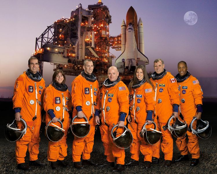 Soubor:STS-118 crew lr.jpg