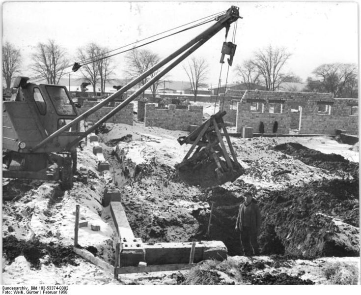 Soubor:Bundesarchiv Bild 183-53374-0002, Ballin, Bau eines Rinderstalles im Tierzucht-Hauptgut.jpg