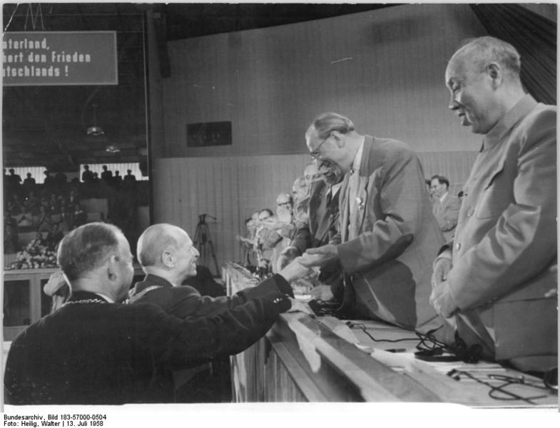 Soubor:Bundesarchiv Bild 183-57000-0504, Berlin, V. SED-Parteitag, 5.Tag.jpg