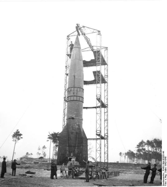 Soubor:Bundesarchiv RH8II Bild-B2055-44, Peenemünde, Raketenrampe mit V2.jpg