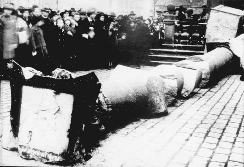 Soubor:Marian column destroyed, Prague.jpg