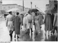 Bundesarchiv Bild 183-48556-0002, Berlin, Karl-Marx-Allee, Passanten im Regen.jpg