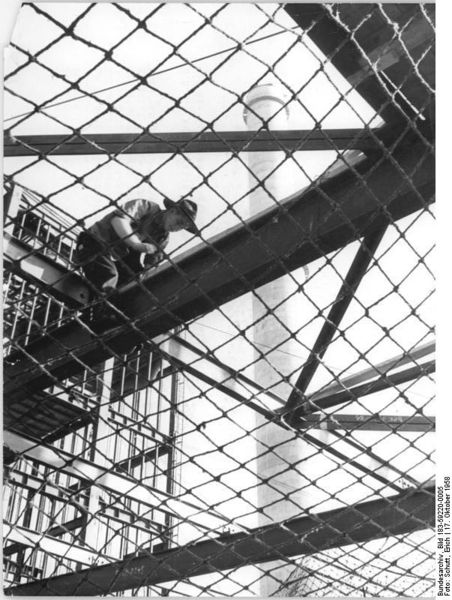 Soubor:Bundesarchiv Bild 183-59220-0005, Lübbenau, Wärmekraftwerk, Bau.jpg