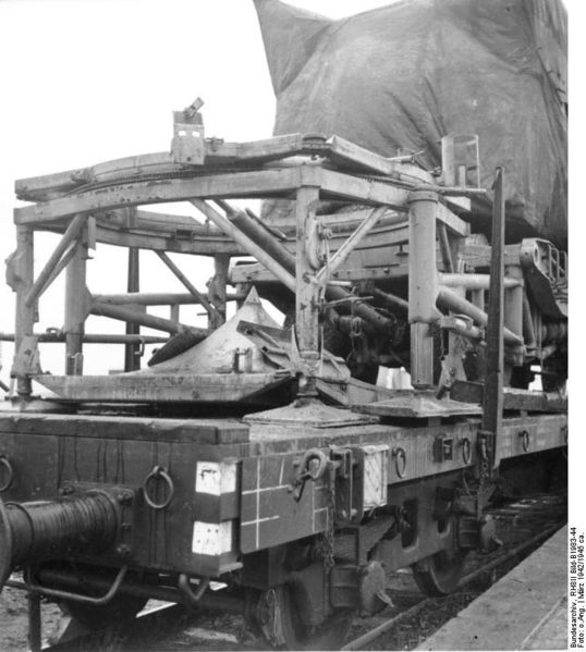 Soubor:Bundesarchiv RH8II Bild-B1983-44, Peenemünde, Abschussrampe auf Eisenbahnwagen.jpg