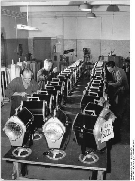 Soubor:Bundesarchiv Bild 183-42761-0001, VEB Leuchtenbau Berlin, Exportprogramm.jpg