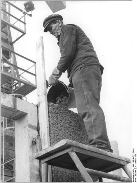 Soubor:Bundesarchiv Bild 183-44052-0001, Magdeburg, Grossblock-Montage im Winter.jpg