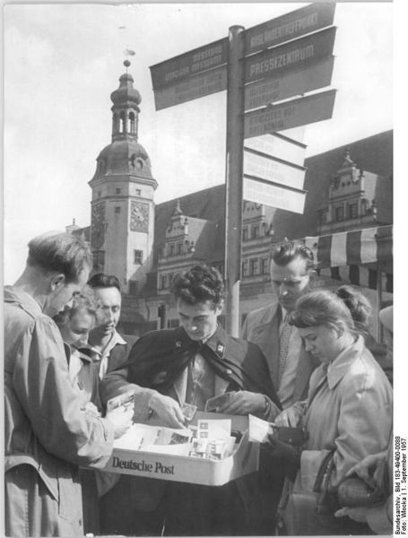 Soubor:Bundesarchiv Bild 183-49400-0088, Leipziger Herbstmesse, Verkauf von Sonderbriefmarken.jpg