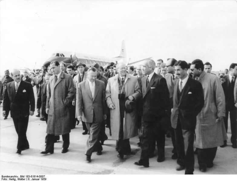 Soubor:Bundesarchiv Bild 183-61814-0007, Ministerpräsident Grotewohl in Bagdad.jpg