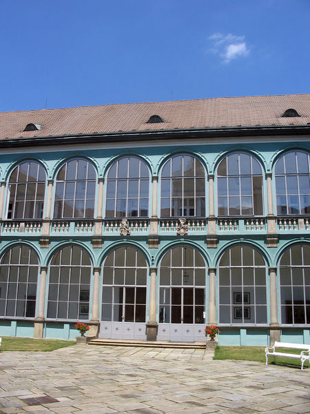 Soubor:Dacice chateau nadvori2.jpg