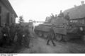 Bundesarchiv Bild 101I-088-3743A-15, Russland, Panzer V "Panther" in Ortschaft.jpg